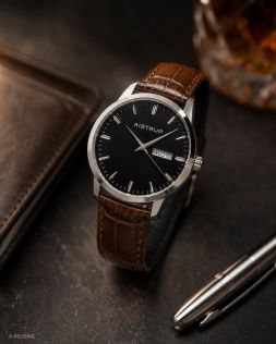 Wyrafinowany zegarek męski z czarną tarczą, wyświetlaczem dnia i daty oraz brązowym skórzanym paskiem o eleganckiej teksturze krokodyla | AIW7803
