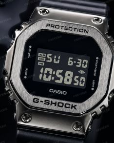 Metalowy zegarek cyfrowy G-Shock z odwróconym wyświetlaczem | GM-5600U-1ER