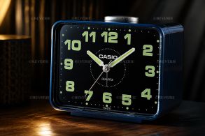 Luminowany analogowy budzik Casio w kolorze niebieskim z funkcją drzemki | TQ-218-2EF