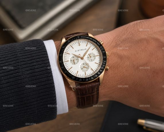 Aistrup AIW8702 Classic Sapphire Chronograph męski zegarek z białą tarczą i brązowym skórzanym paskiem | AIW8702