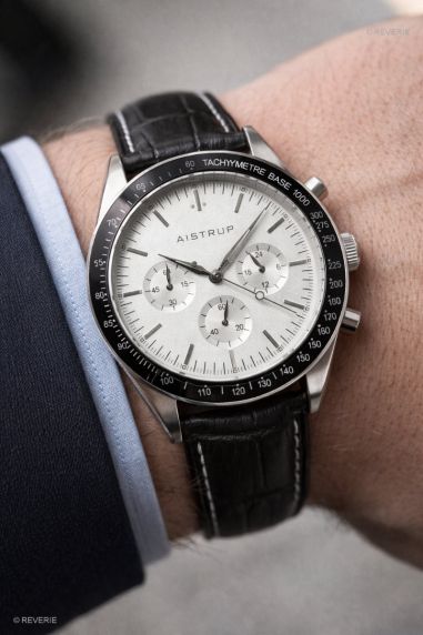 Aistrup AIW8703 Klasyczny szafirowy chronograf męski z białą tarczą i czarnym skórzanym paskiem | AIW8703