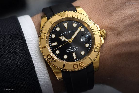 Sportowy zegarek męski Aistrup z czarną tarczą, złotym obrotowym pierścieniem i czarnym gumowym paskiem | AIW8804