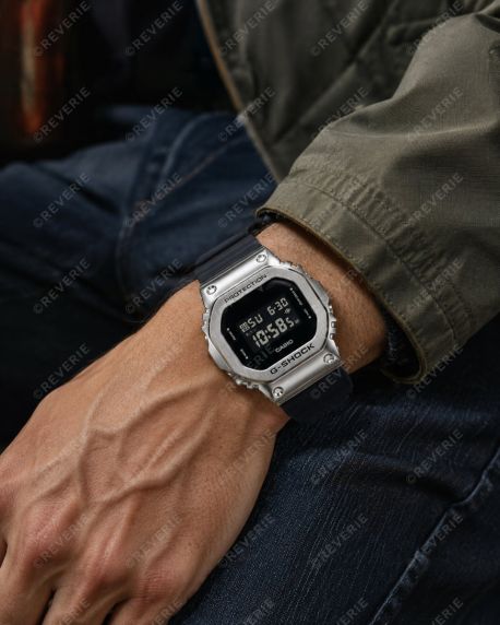 Metalowy zegarek cyfrowy G-Shock z odwróconym wyświetlaczem | GM-5600U-1ER