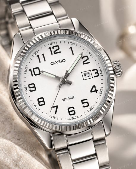 Damski zegarek Casio z arabskimi cyframi i białą tarczą | LTP-1302PD-7BVEG