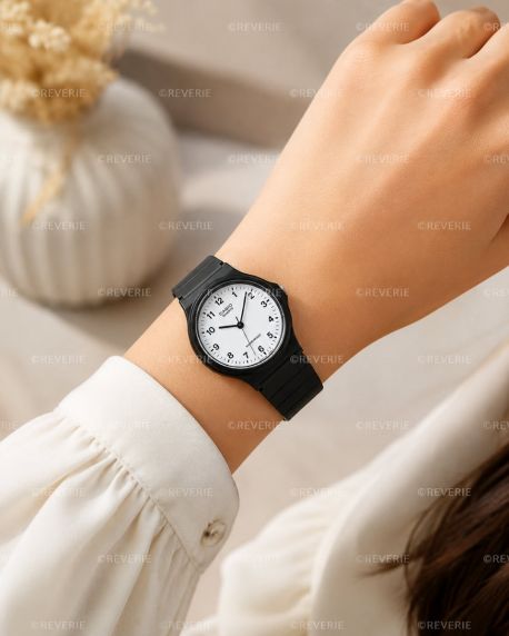 Biały cyferblat zegarek analogowy z czarną żywiczną kopertą Casio | MQ-24-7BLLEG