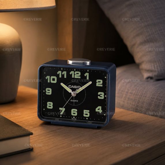Luminowany analogowy budzik Casio w kolorze niebieskim z funkcją drzemki | TQ-218-2EF